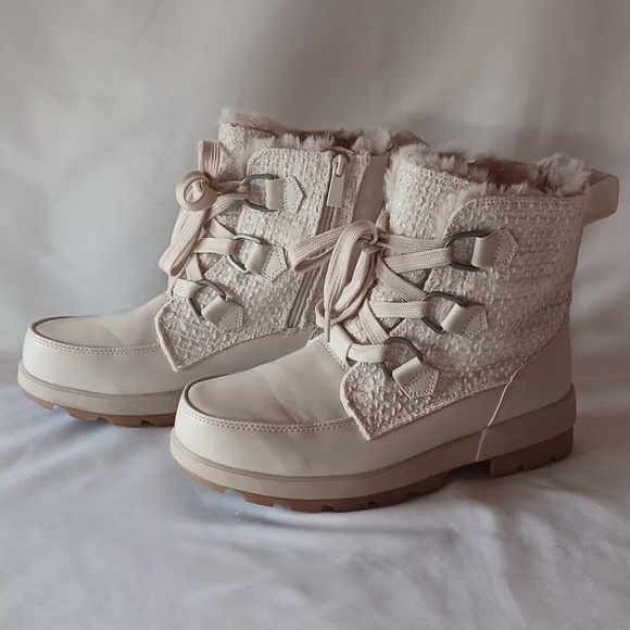 Torrid Cold Weather Booties Ivory Lace Up/Zip Faux Fur Lining Lug Heel 7.5 WW - Picture 1 of 10